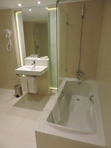 Bathroom 5, Golf Royal Hotel, Bab Bhar