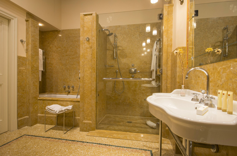 Bathroom 4, Hotel Corona d'Oro, Bologna