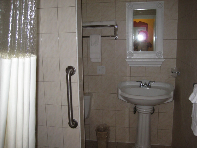 Bathroom 4, Stardust Motel, New London