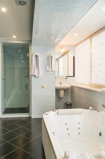 Bathroom 3, Hotel Zvezdnaya, North-Eastern