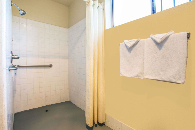 Bathroom 3, Travelodge by Wyndham Turlock, Stanislaus