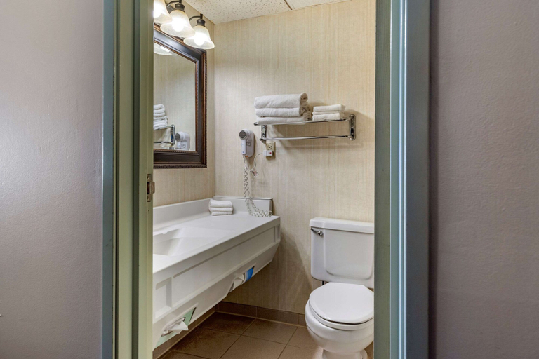 Bathroom 3, Quality Inn Saint Ignace I-75, Mackinac