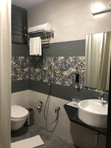 Bathroom 4, Kyriad Hotel Vijayapura, Bijapur