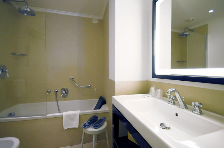 Bathroom 4, Grand Hotel Oriente, Napoli