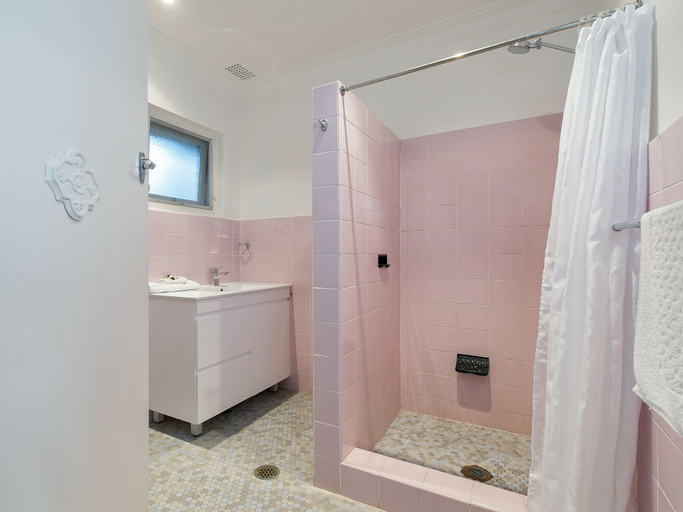 Bathroom 4, Dutchies Motel Nelson Bay, Port Stephens