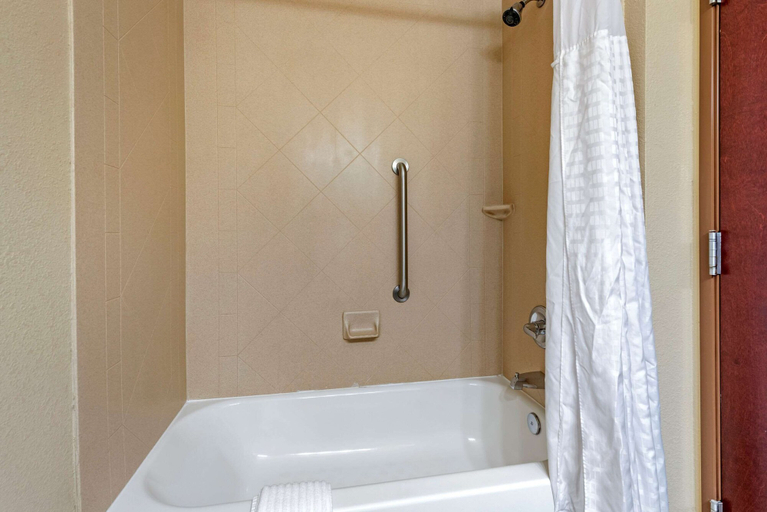 Bathroom 4, Comfort Inn & Suites Muncie Near University, Delaware