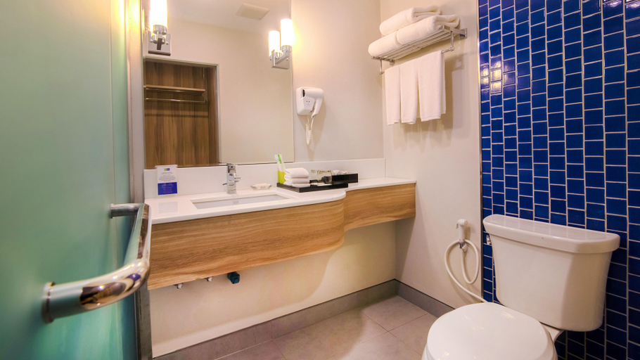 Bathroom, Holiday Inn Express krabi Ao Nang, Mueang Krabi