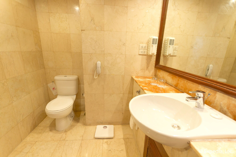 Bathroom 5, Waterfront Airport Hotel and Casino, Lapu-Lapu City
