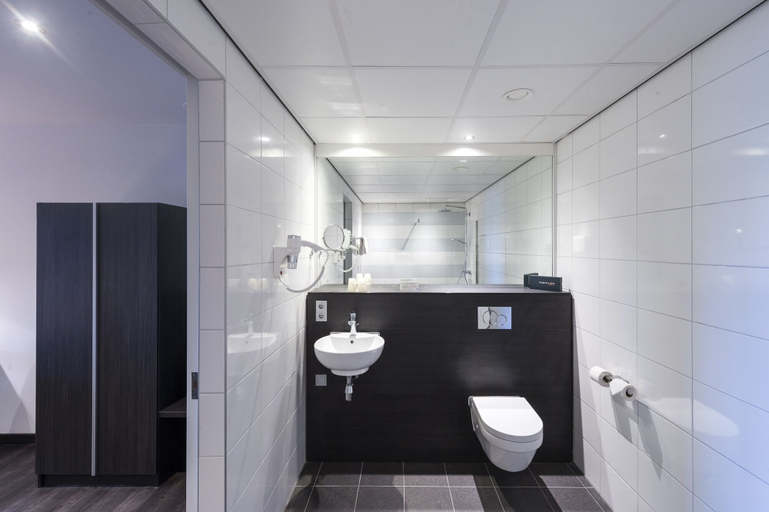 Bathroom 4, Postillion Hotel Dordrecht, Dordrecht