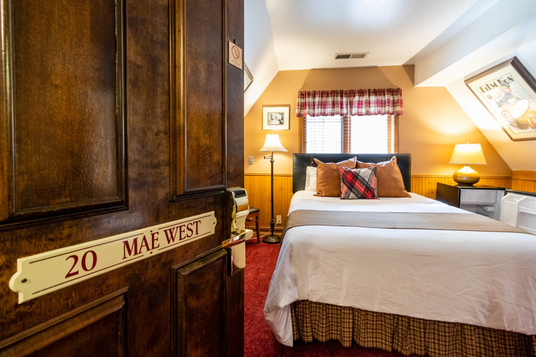 Bedroom 3, Saddleback Inn, San Bernardino