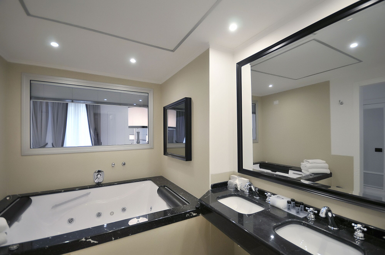 Bathroom 4, Grand Hotel Oriente, Napoli