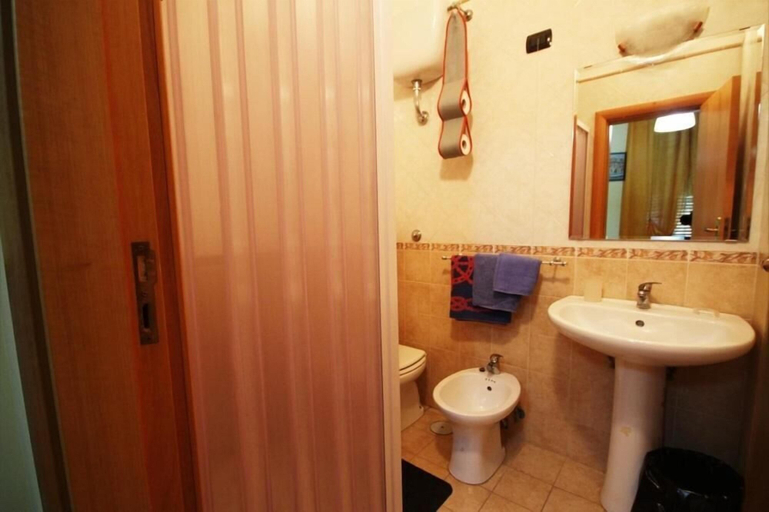 Bathroom 5, Hotel Casanova, Napoli