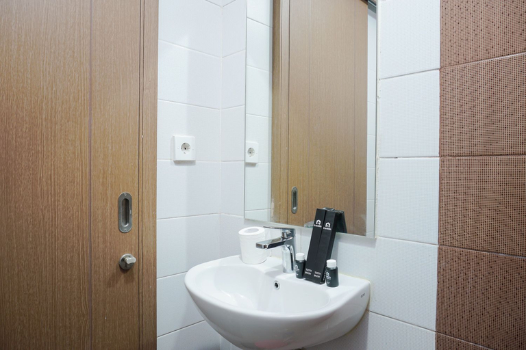 Bathroom 3, Beautiful 1BR Apartment at Puri Orchard By Travelio, West Jakarta