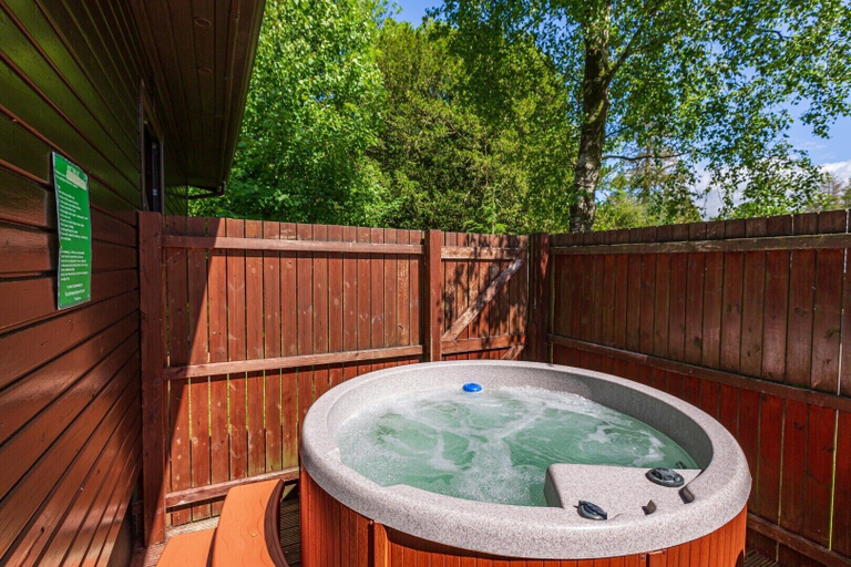 Sport & Beauty, Bluebell Lodge 2 with Hot Tub, Dumfries and Galloway