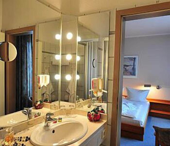 Bathroom 4, Rheinhotel Vier Jahreszeiten Bad Breisig, Ahrweiler