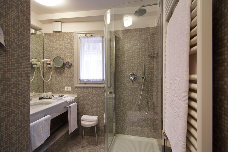 Bathroom 5, Hotel Bisanzio, Venezia