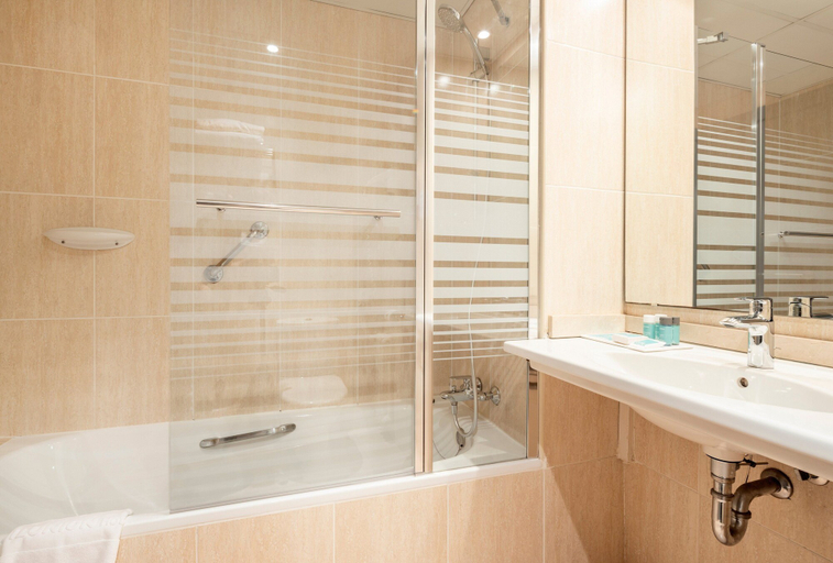 Bathroom 4, Hotel ILUNION Romareda, Zaragoza