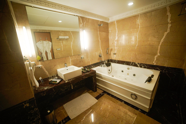 Bathroom 5, Evershine Resort & Spa, Satara