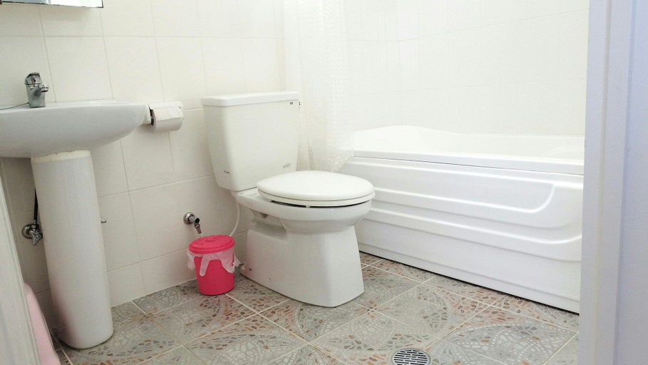 Bathroom 3, Sea Side Yaka, Kin