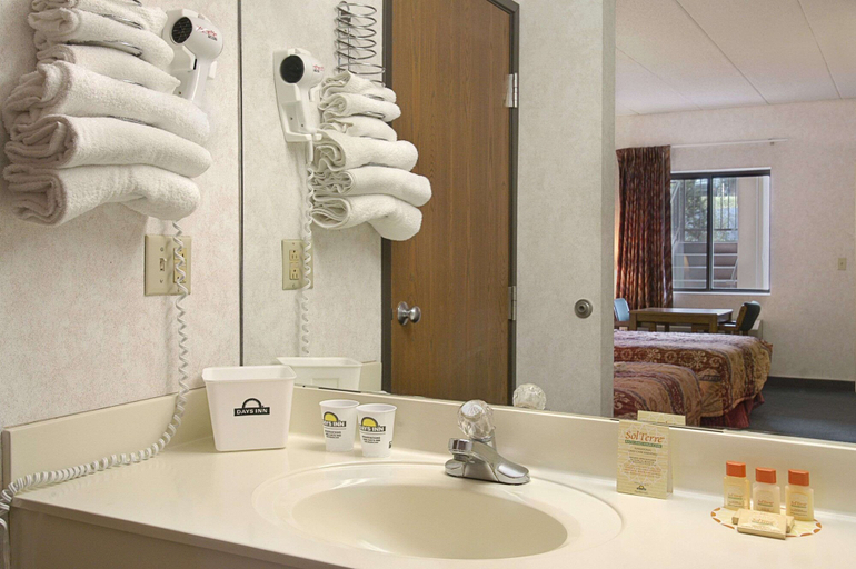 Bathroom 4, Days Inn by Wyndham Morehead, Rowan