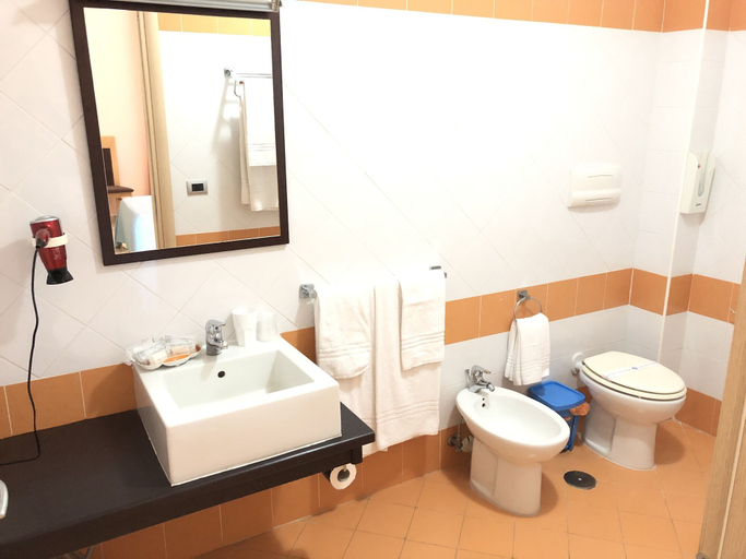 Bathroom 5, Hotel The Queen, Caserta