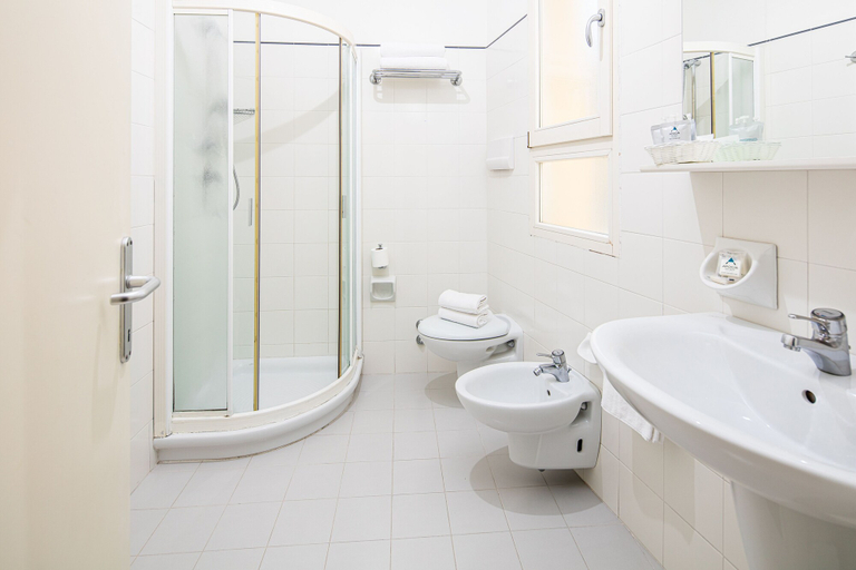 Bathroom 4, Hotel Astor, Venezia