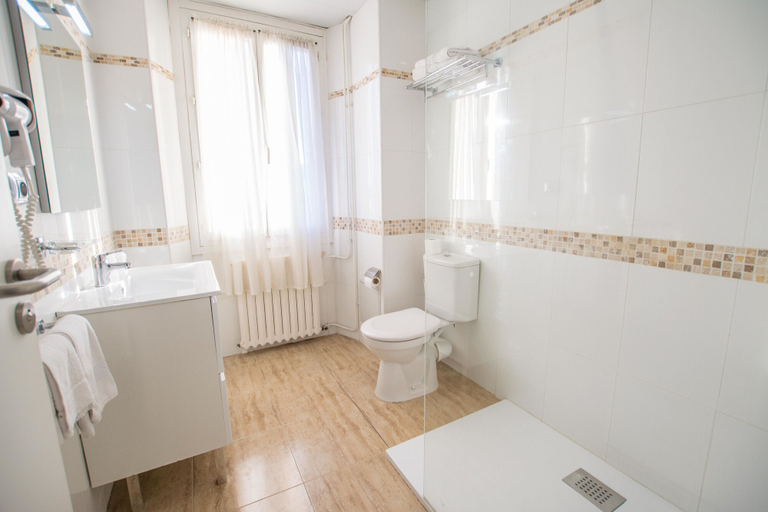 Bathroom 5, Hôtel le Tivoli, Hautes-Pyrénées