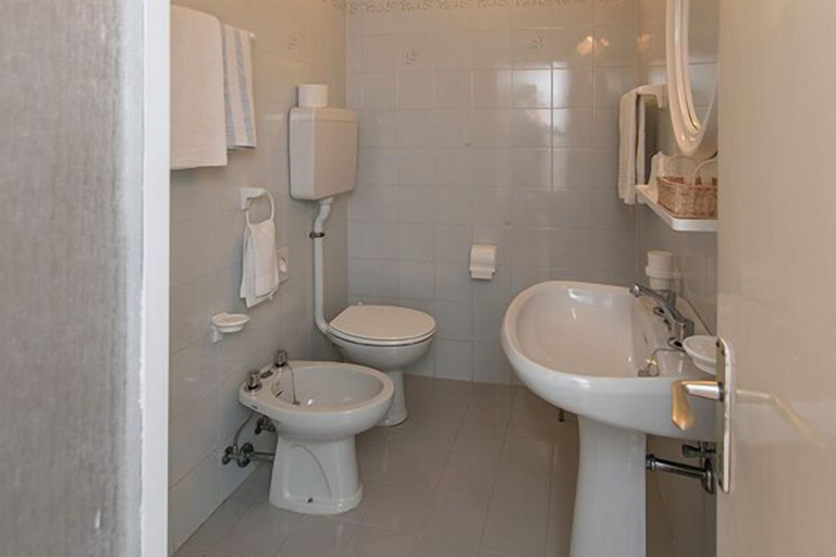 Bathroom 3, Hotel Antica Rosa, Trento