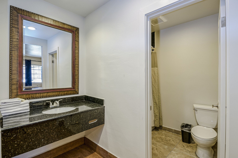 Bathroom 4, Hyland Motel Van Nuys, Los Angeles