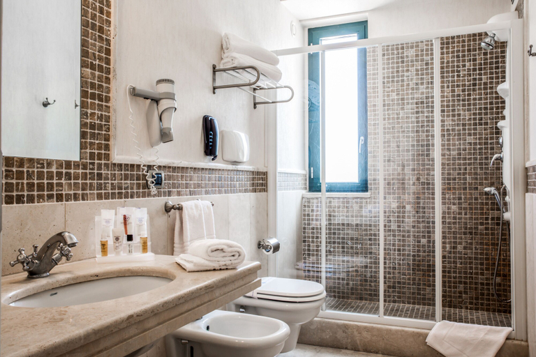 Bathroom 5, Grand Hotel Paestum, Salerno