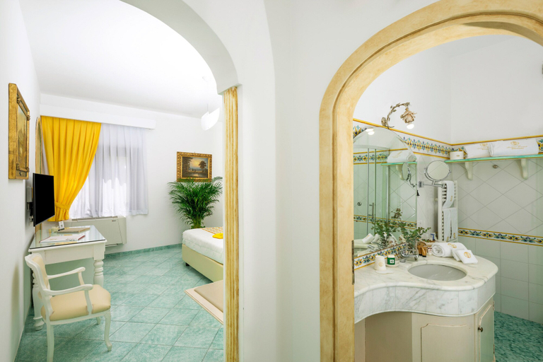 Bathroom 4, Hotel Royal Prisco, Salerno
