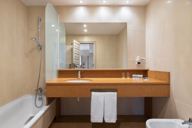 Bathroom 4, Crisol Mesón del Cid, Burgos