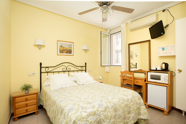 Bedroom 4, Hostal Los Alpes, Madrid