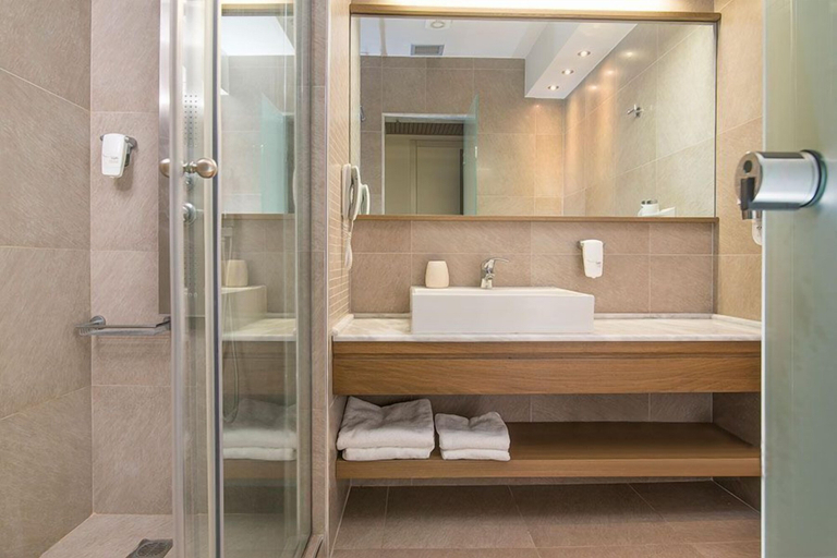 Bathroom 5, Cosmopolitan Hotel by GHH, Central Macedonia