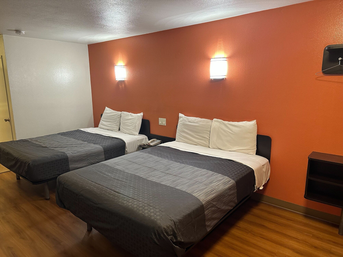 Bedroom 2, Beachside Inn Motel, Orange