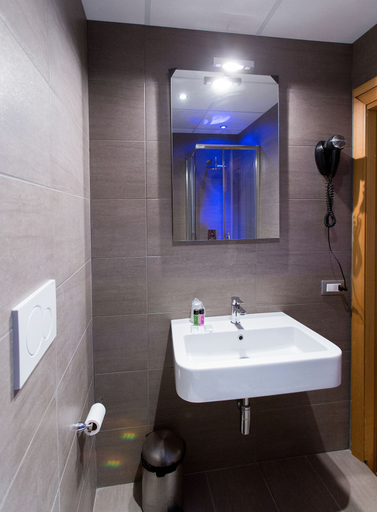 Bathroom 5, Hotel Gabriella, Rome