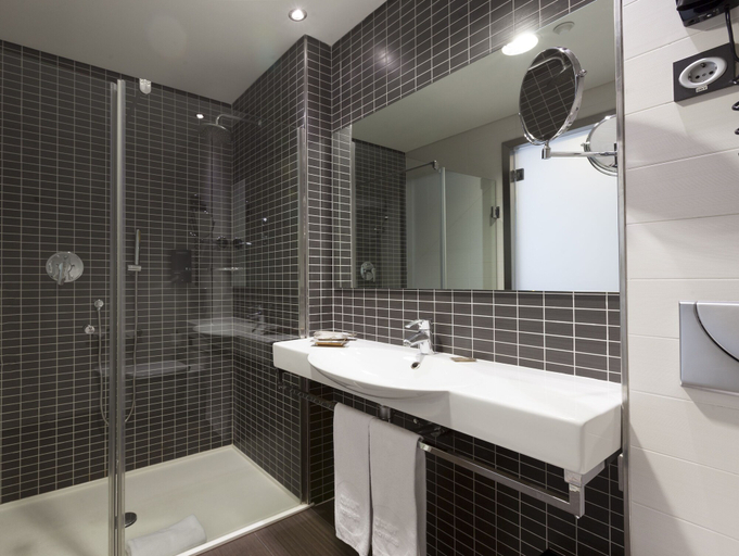 Bathroom 5, Axor Barajas, Madrid
