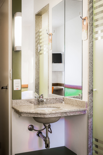 Bathroom 4, ibis budget Porto Alegre - Supereconômico, Porto Alegre