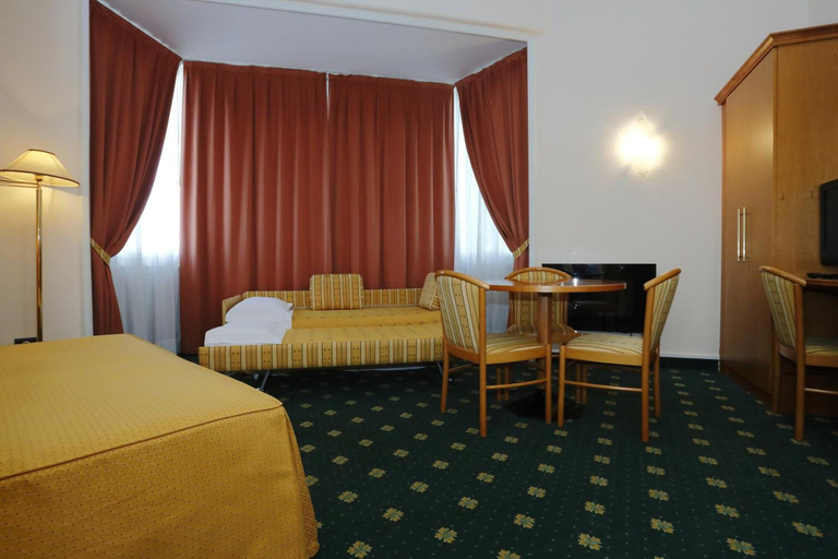Bedroom 3, Hotel Estense, Modena