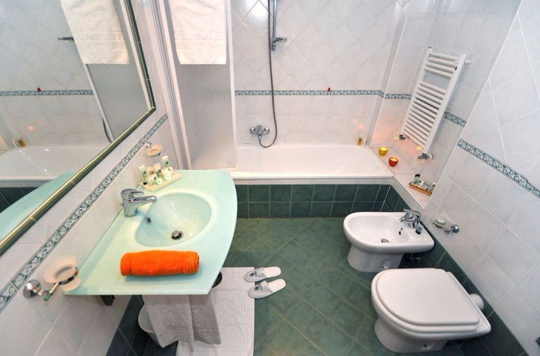 Bathroom 4, Hotel Estense, Modena