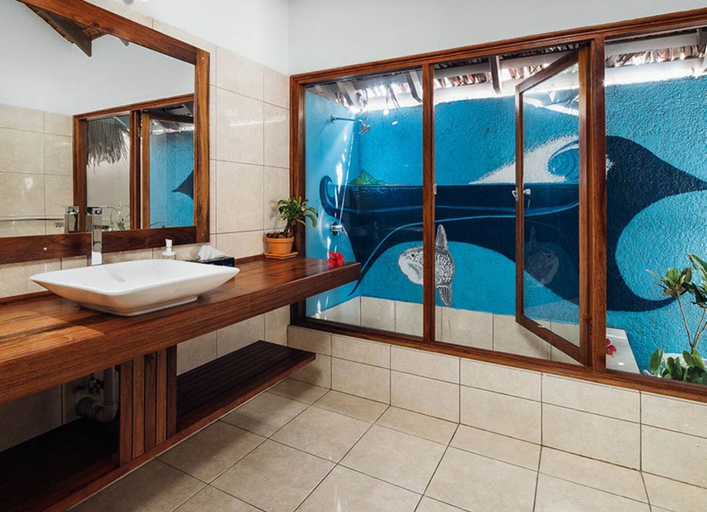 Bathroom 4, Waves at Surfside, Pango