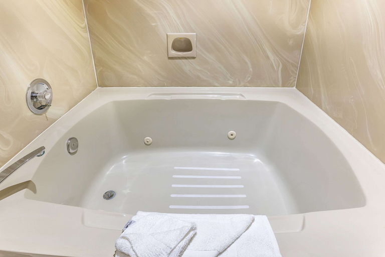 Bathroom 4, Quality Inn near Hearst Castle, San Luis Obispo