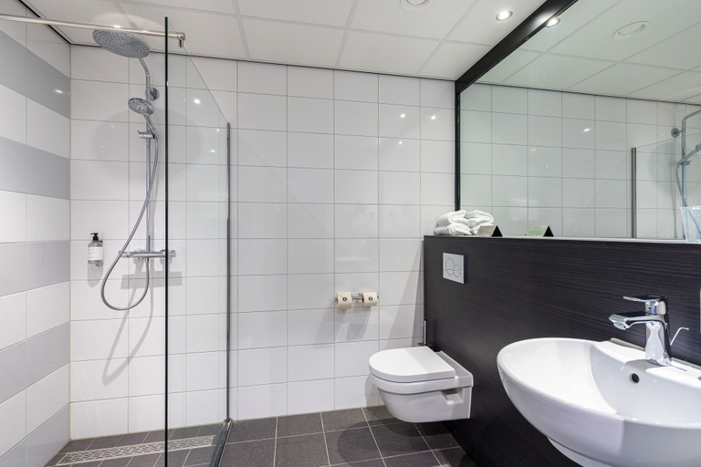 Bathroom 4, Postillion Hotel Dordrecht, Dordrecht