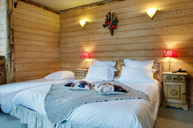 Bedroom 2, Alp'Hotel, Haute-Savoie