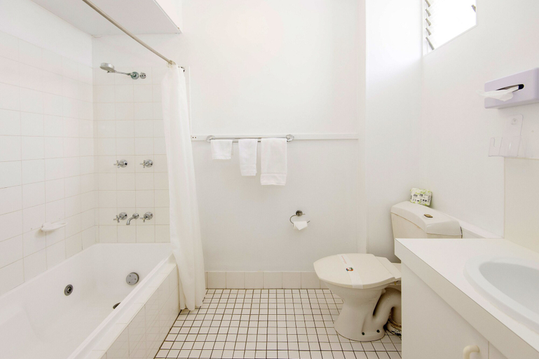 Bathroom 5, Mid City Motor Inn, Mackay - Pt A