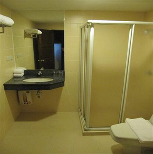 Bathroom 4, The Mercer Sukhumvit 4, Khlong Toey