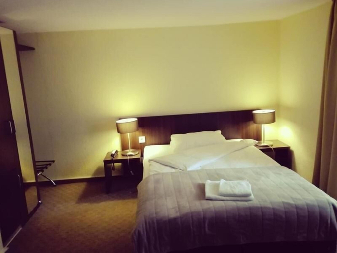Bedroom 4, Hotel Mercedes, Bonn
