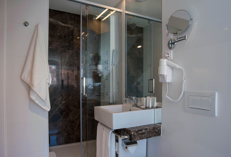 Bathroom 4, The 7 Hotel, Lisbon