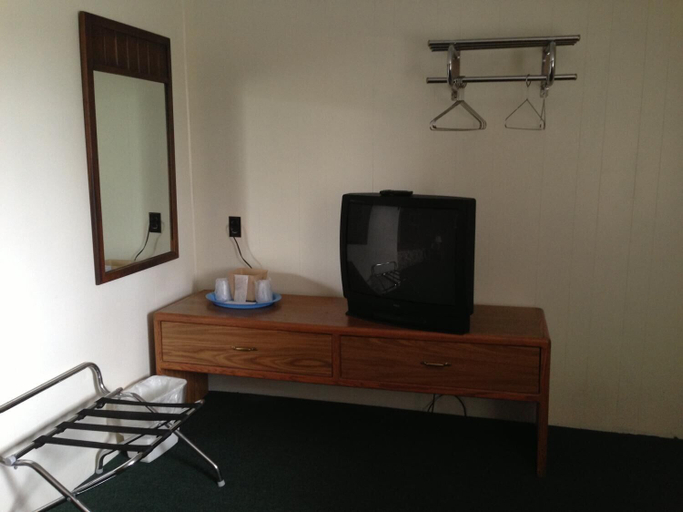 Bedroom 2, Capri Motel, Emmet