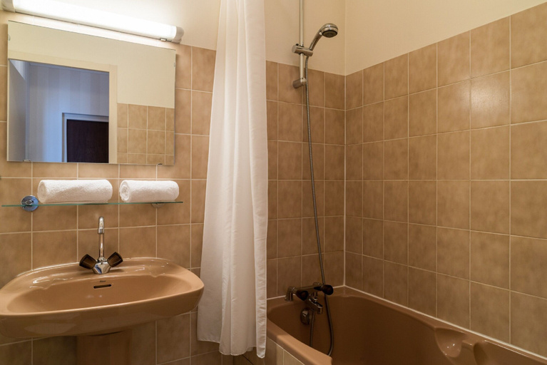 Bathroom, Hostellerie des Trois Pigeons, Saône-et-Loire